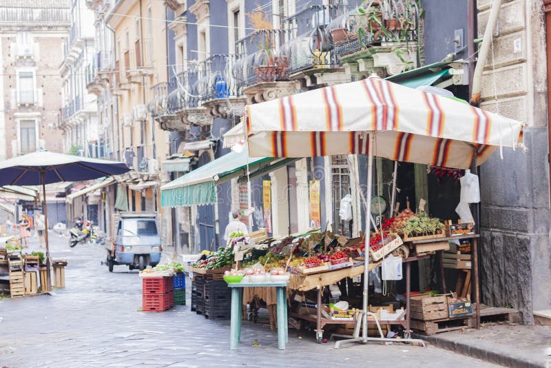 € Catanias, Sizilien, Italien „am 4. August 2018: Straßenansicht - Obstmarkt am Ende des Tages lizenzfreies stockfoto € Catanias, Sizilien, Italien „am 4. August 2018: Straßenansicht - Obstmarkt am Ende des Tages lizenzfreies stockfoto
