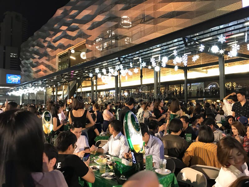 € de BANGKOK, TAILANDIA “4 DE DICIEMBRE DE 2018: festival del jardín de la cerveza en la calle imagen de archivo € de BANGKOK, TAILANDIA “4 DE DICIEMBRE DE 2018: festival del jardín de la cerveza en la calle imagen de archivo
