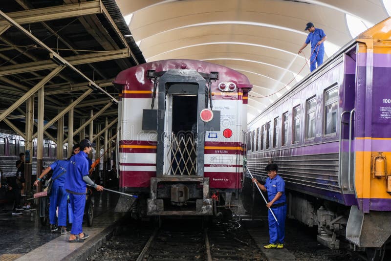 € de Bangkok, Tailandia “30 de noviembre de 2018: Empleados que limpian el tren en la estación de tren imágenes de archivo libres de regalías € de Bangkok, Tailandia “30 de noviembre de 2018: Empleados que limpian el tren en la estación de tren imágenes de archivo libres de regalías