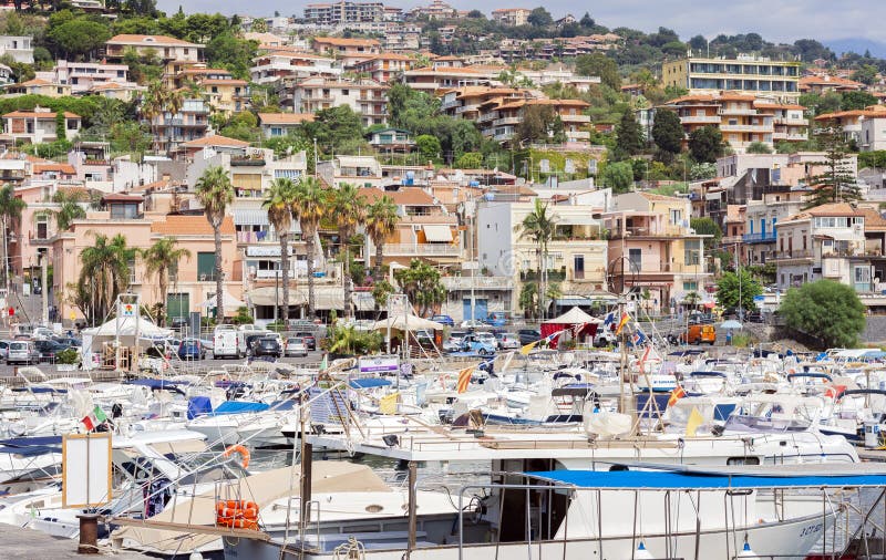 € de Catania, Sicilia, Italia “8 de agosto de 2018: Vista del puerto de Acitrezza con los barcos del pescador al lado de las isl fotografía de archivo € de Catania, Sicilia, Italia “8 de agosto de 2018: Vista del puerto de Acitrezza con los barcos del pescador al lado de las isl fotografía de archivo