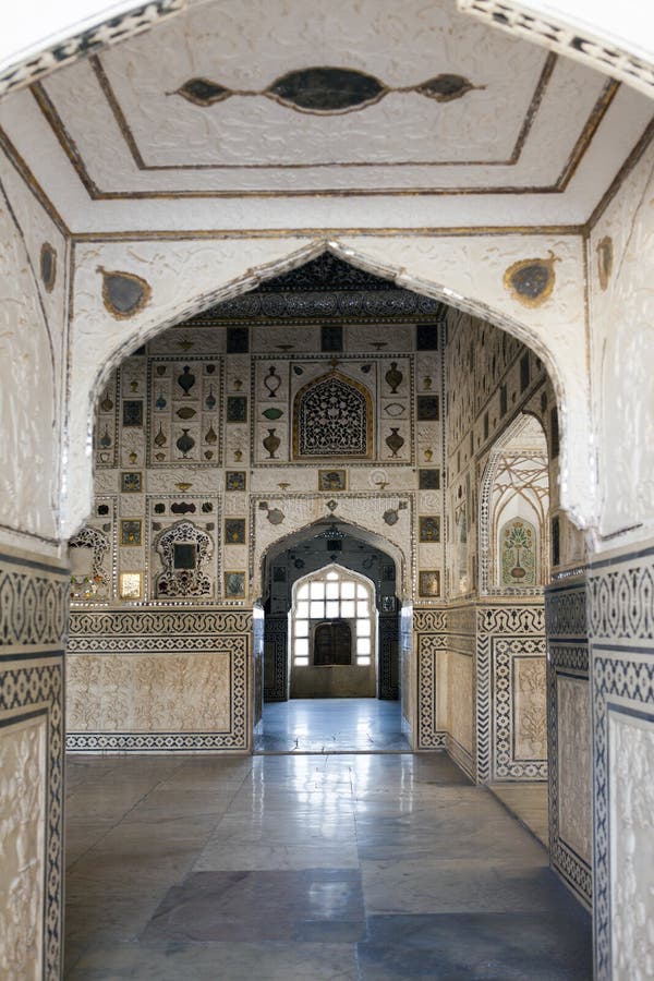 € de JAIPUR, INDE « LE 29 JANVIER 2014 : Pièce de miroir en ambre de fort photographie stock libre de droits € de JAIPUR, INDE « LE 29 JANVIER 2014 : Pièce de miroir en ambre de fort photographie stock libre de droits