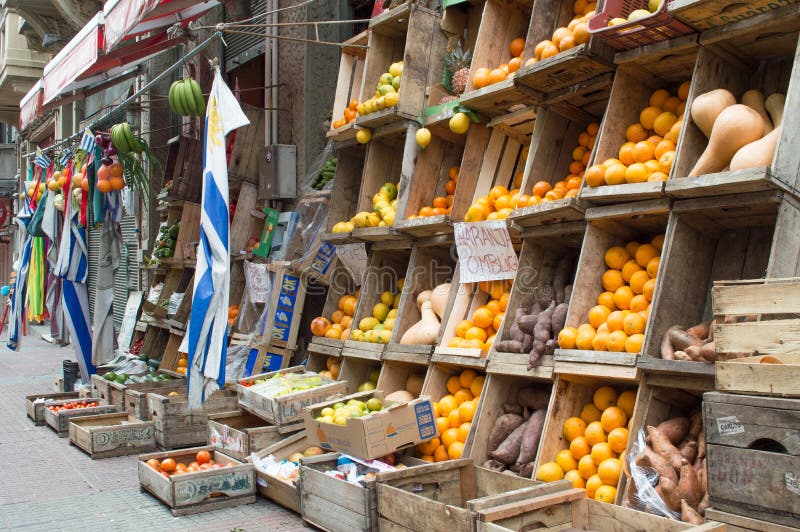 € de MONTEVIDEO, URUGUAY “8 de octubre de 2017: Soporte de fruta y verdura en la ciudad imagen de archivo € de MONTEVIDEO, URUGUAY “8 de octubre de 2017: Soporte de fruta y verdura en la ciudad imagen de archivo