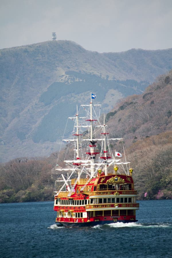 € de Tokyo, Japon « le 15 avril 2013 : Croisière de pirate sur le lac Ashi image stock € de Tokyo, Japon « le 15 avril 2013 : Croisière de pirate sur le lac Ashi image stock