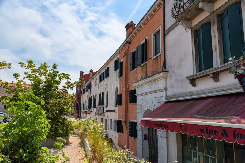 € de VENECIA, ITALIA “23 de mayo de 2017: Calle estrecha tradicional del canal con las góndolas y las casas viejas en Venecia, I foto de archivo € de VENECIA, ITALIA “23 de mayo de 2017: Calle estrecha tradicional del canal con las góndolas y las casas viejas en Venecia, I foto de archivo