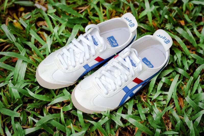 € di Bangkok, Tailandia “30 agosto 2018: Paia delle scarpe della tigre di Onitsuka fotografie stock libere da diritti € di Bangkok, Tailandia “30 agosto 2018: Paia delle scarpe della tigre di Onitsuka fotografie stock libere da diritti