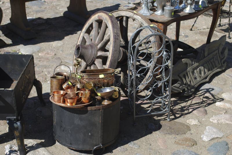 € Lettonia/di Daugavpils “5 maggio 2018: Il mercato delle pulci aveva luogo in vacanza nella fortezza di Daugavpils fotografia stock € Lettonia/di Daugavpils “5 maggio 2018: Il mercato delle pulci aveva luogo in vacanza nella fortezza di Daugavpils fotografia stock