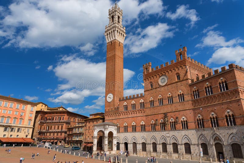 € SIENA, ITALIEN „am 25. Mai 2017: Campo Square Piazza Del Campo, Palazzo Pubblico und Mangia Tower Torre Del Mangia lizenzfreies stockfoto € SIENA, ITALIEN „am 25. Mai 2017: Campo Square Piazza Del Campo, Palazzo Pubblico und Mangia Tower Torre Del Mangia lizenzfreies stockfoto