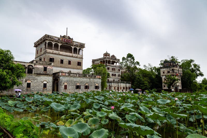 € «Kaiping, Китай - Kaiping Diaolou и пруд июля 2017 лотоса в деревне Zili, около Гуанчжоу стоковая фотография rf