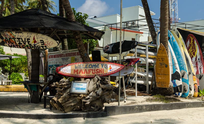 € «ноябрь 2017 острова Maafushi, Мальдивов: Живописный центр Maafush занимаясь серфингом, остров Maafushi, Мальдивы, Индийский о стоковое изображение € «ноябрь 2017 острова Maafushi, Мальдивов: Живописный центр Maafush занимаясь серфингом, остров Maafushi, Мальдивы, Индийский о стоковое изображение