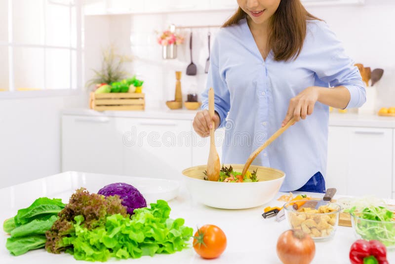 《年轻女人在厨房做饭》 健康食品 — 蔬菜沙拉 饮食 节食概念 健康生活 在家做饭 图库摄影 《年轻女人在厨房做饭》 健康食品 — 蔬菜沙拉 饮食 节食概念 健康生活 在家做饭 图库摄影