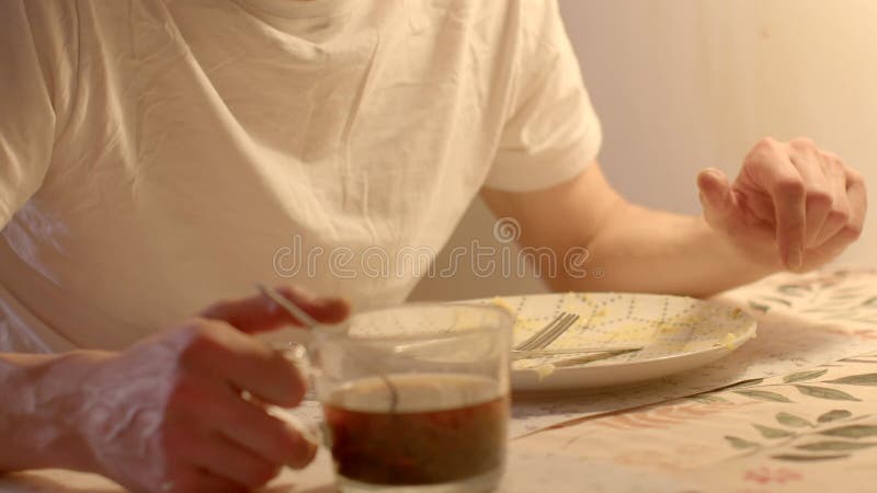 一个人在桌边喝茶,配着盘子和勺子 股票录像