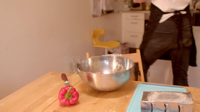 一个人巧妙地把食材放在碗里和附近的胡椒 影视素材