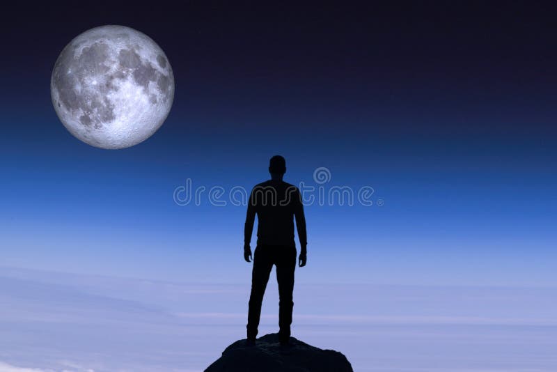 一个人的剪影月亮的背景的 免版税图库摄影 一个人的剪影月亮的背景的 免版税图库摄影