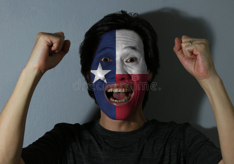 一个人的快乐的画象有得克萨斯旗子的在他的在灰色背景的面孔绘了 体育或民族主义的概念 库存图片 一个人的快乐的画象有得克萨斯旗子的在他的在灰色背景的面孔绘了 体育或民族主义的概念 库存图片