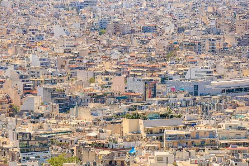 一个城市景，有很多建筑和很多人. 免版税库存图片