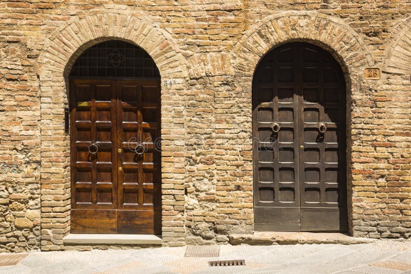 一个大厦的闭合的门在圣吉米尼亚诺中世纪镇
