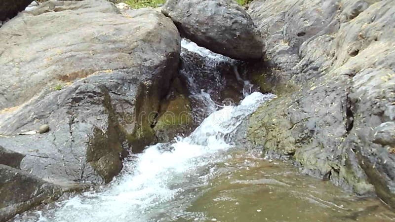 一个小瀑布流过一块大岩石