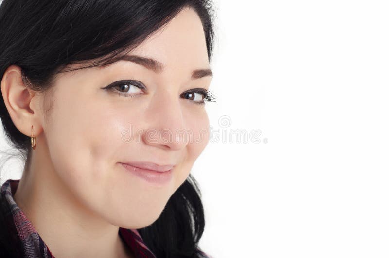 一个年轻、快乐的、美丽的褐发女孩,脸颊上带着可爱的酒窝,笑着看着镜头,脸上带着幸福 免版税图库摄影 一个年轻、快乐的、美丽的褐发女孩,脸颊上带着可爱的酒窝,笑着看着镜头,脸上带着幸福 免版税图库摄影