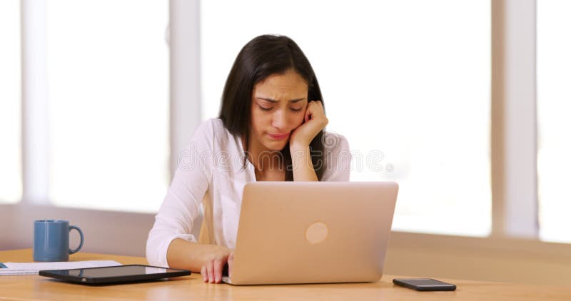 一个拿着笔记本电脑的意大利女人很伤心