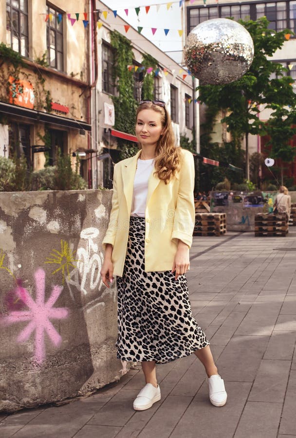 一个救生服的一个美丽的少女金发碧眼的女人站立以第比利斯为背景 r 免版税库存图片 一个救生服的一个美丽的少女金发碧眼的女人站立以第比利斯为背景 r 免版税库存图片