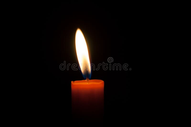 一个灼烧的蜡烛在晚上 生活的标志、爱和光、保护和温暖 发光在黑暗的背景的烛光焰 免版税库存照片 一个灼烧的蜡烛在晚上 生活的标志、爱和光、保护和温暖 发光在黑暗的背景的烛光焰 免版税库存照片