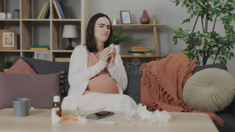 一个白人孕妇打喷嚏 股票视频