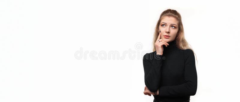 一个看上去很专注的女孩，带着怀疑的表情向上看，看着孤立的侧面. 广告位置 免版税图库摄影