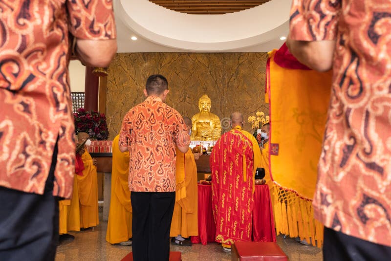 为泰国人造访和尊敬祈祷的金圣教神像或金佛高僧阿拉特佛像编辑类