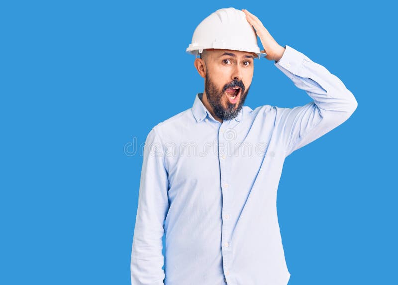一位年轻帅气的建筑设计师戴着精装帽，脑海中的手被误记 免版税库存照片