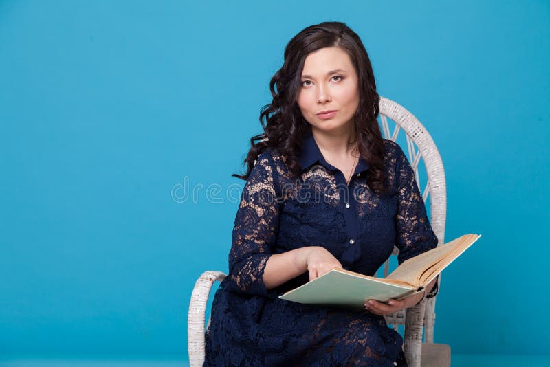 一位手握训练簿的美丽亚洲女子画像 免版税库存照片 一位手握训练簿的美丽亚洲女子画像 免版税库存照片