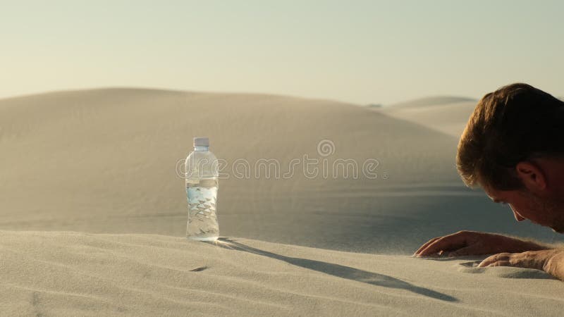 一只手伸进沙漠里,寻找一瓶水的人正渴死影视素材. 视频包括有 一只手伸进沙漠里,寻找一瓶水的人正渴死影视素材. 视频包括有