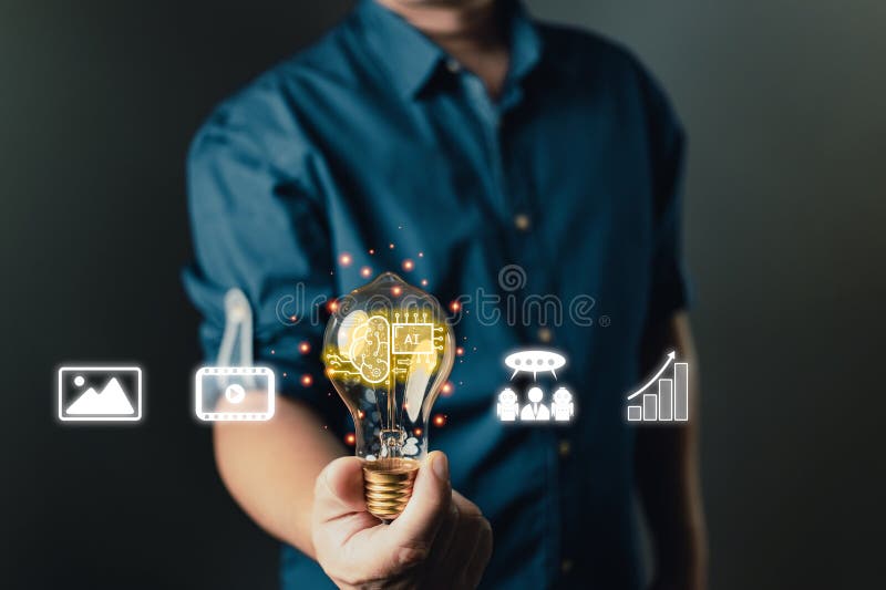 一只手拿着灯泡，假装在思考。营销人员的教育、研究和分析媒体流视频内容 库存图片