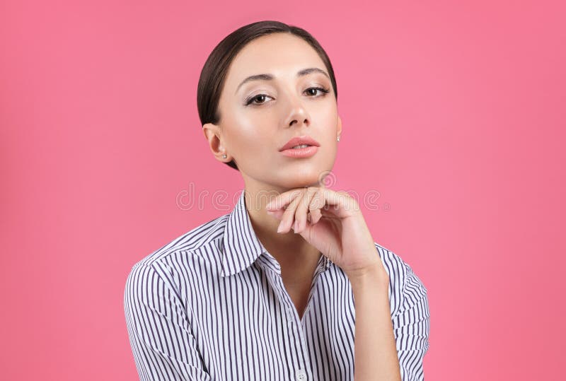 一名逗人喜爱的妇女的画象一个周道的姿势的 公司出现 库存照片 一名逗人喜爱的妇女的画象一个周道的姿势的 公司出现 库存照片