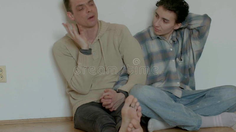 一对夫妇在极简主义的宁静环境中进行了深思熟虑的讨论 股票录像