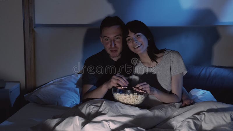 一对夫妇的、家庭休闲观看床上电视 影视素材. 视频 包括有 男人, 关系, 忽悠, 享用, 成人, 夫妇 - 215134234