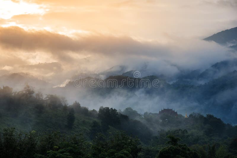 一座寺庙和塔在美丽的山顶部环境美化 免版税图库摄影 一座寺庙和塔在美丽的山顶部环境美化 免版税图库摄影