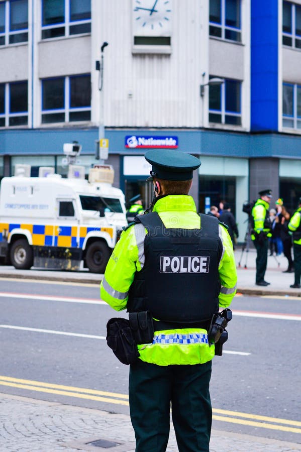 一条拥挤的街的警察在贝尔法斯特市中心 库存图片