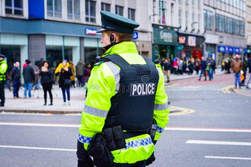 贝尔法斯特市中心繁忙街道上的警察 免版税图库摄影