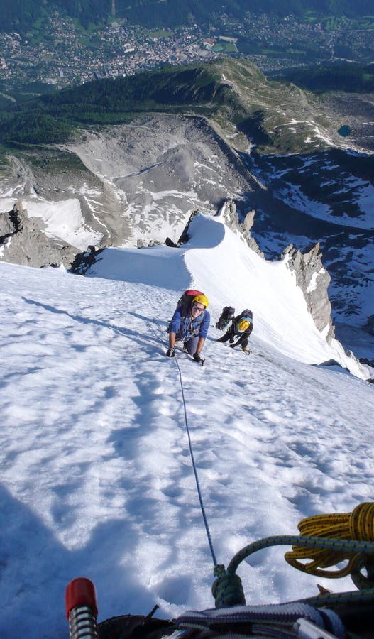 一条陡峭的上升的路线的登山者在法国阿尔卑斯在夏慕尼