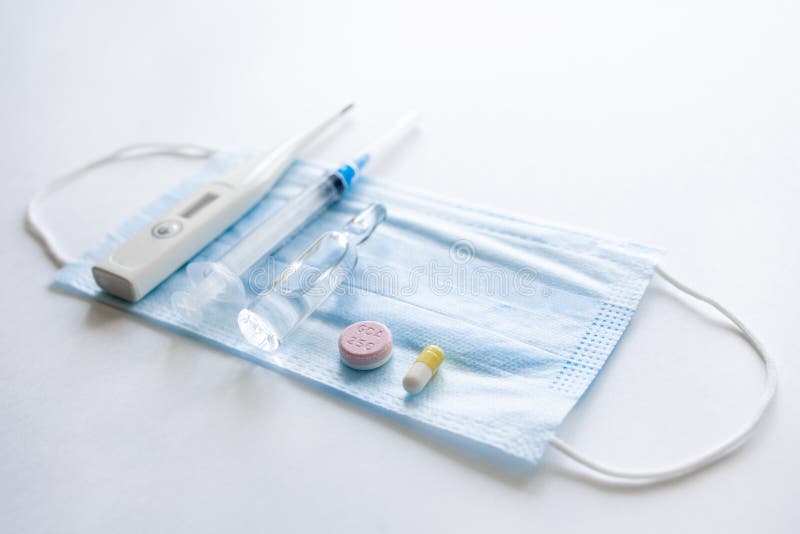 一次性医用面罩、温度计、红片、蓝片 预防Covid-19流行病病毒 免版税库存图片 一次性医用面罩、温度计、红片、蓝片 预防Covid-19流行病病毒 免版税库存图片
