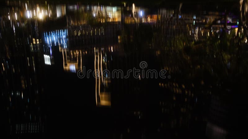 一段迷人的视频在夜晚展示了一座神秘的城市 股票录像