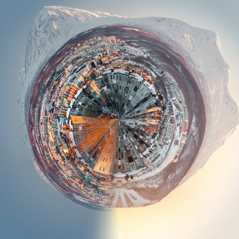 一点行星360度球形 彼得罗巴甫洛斯克Kamchatsky都市风景 在科里亚克火山和阿瓦恰火山火山的日出 皇族释放例证