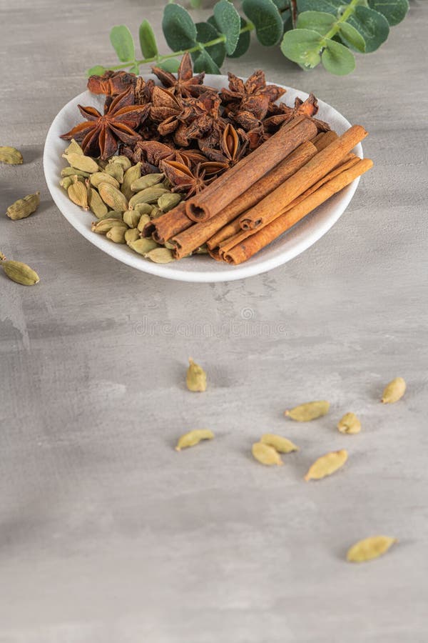 一组香料,肉桂,豆蔻,八角茴香,轻巧的厨房台面 图库摄影 一组香料,肉桂,豆蔻,八角茴香,轻巧的厨房台面 图库摄影
