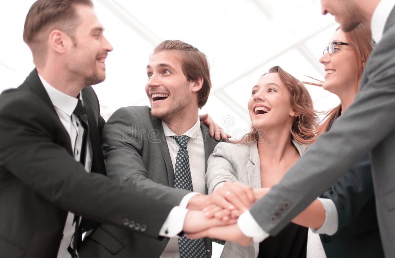 ä¸€ç¾¤æˆ åŠŸçš„å•†äººã€‚å›¢é˜Ÿæ ºæ‰‹å ˆä½œï¼Œå±•ç¤ºè ”ç³»å’Œè ”ç›Ÿ 库存照片