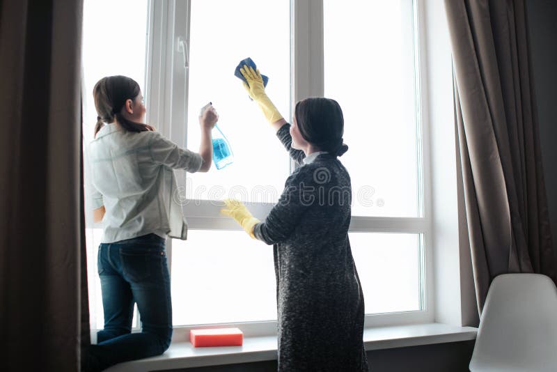一起美丽的深色的白种人母亲和女儿清洁窗口在屋子里 努力工作女子用途浪花 年轻 库存照片 一起美丽的深色的白种人母亲和女儿清洁窗口在屋子里 努力工作女子用途浪花 年轻 库存照片