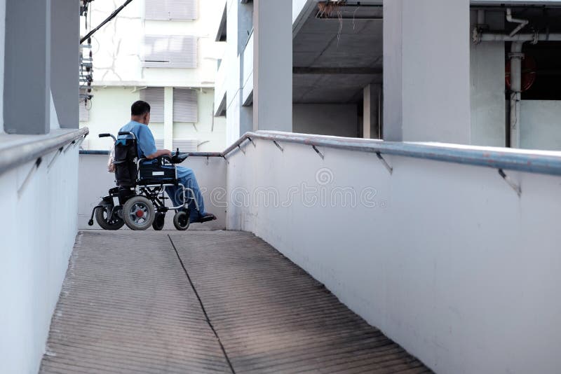 一辆电动轮椅的伤残老人在医院 免版税库存图片 一辆电动轮椅的伤残老人在医院 免版税库存图片