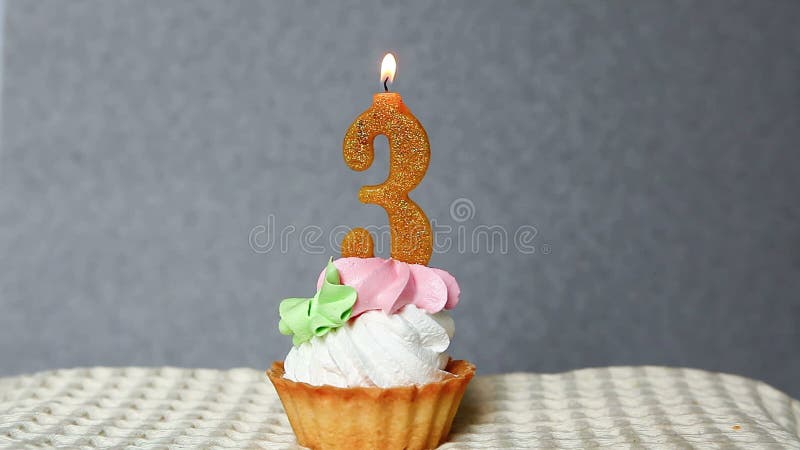 三周年纪念，与第的生日快乐蛋糕3个蜡烛