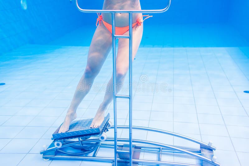 水下的体操疗法的妇女 免版税图库摄影