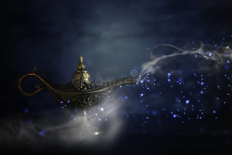 不可思议的神奇aladdin灯的图象有闪烁闪闪发光烟的在黑背景 愿望灯 免版税库存照片 不可思议的神奇aladdin灯的图象有闪烁闪闪发光烟的在黑背景 愿望灯 免版税库存照片