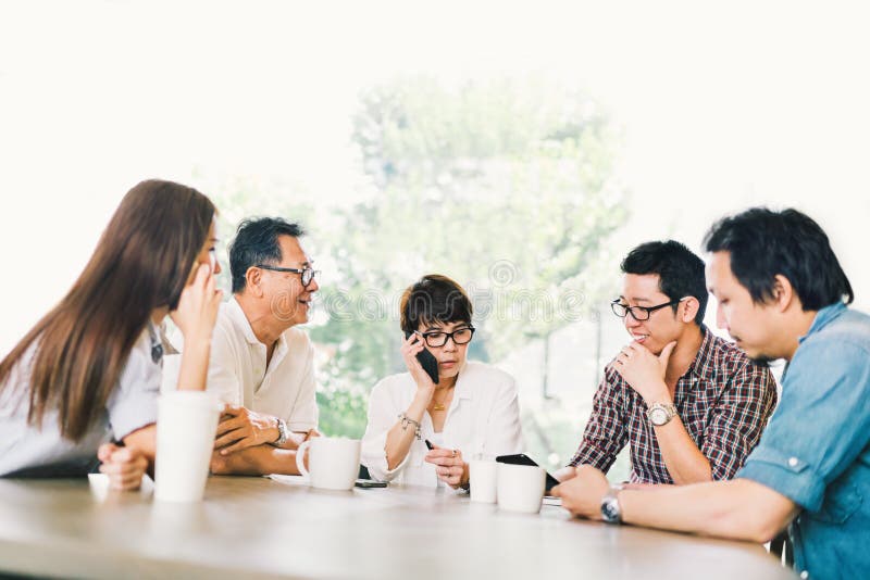不同的小组五个亚洲人企业人在队会议在咖啡店或现代办公室 战略突发的灵感,小企业 库存照片 不同的小组五个亚洲人企业人在队会议在咖啡店或现代办公室 战略突发的灵感,小企业 库存照片